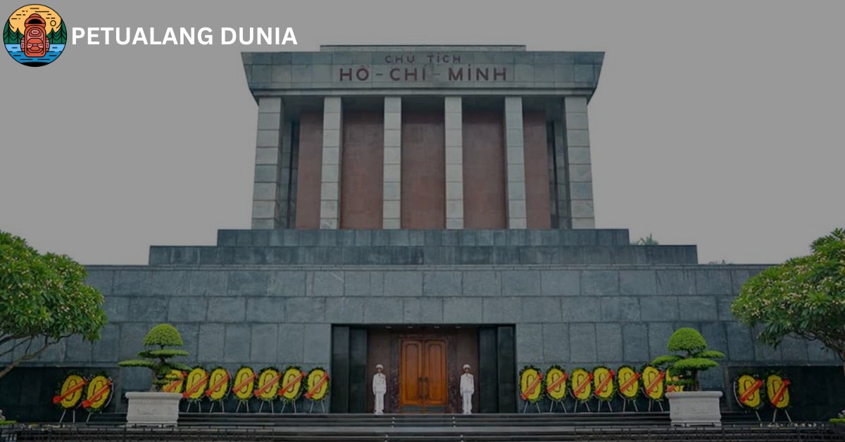 Mausoleum Ho Chi Minh - Petualang Dunia