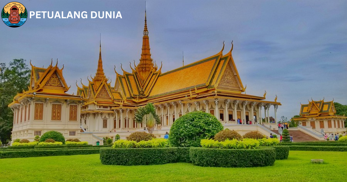 Phnom Penh Royal Palace - Petualang Dunia