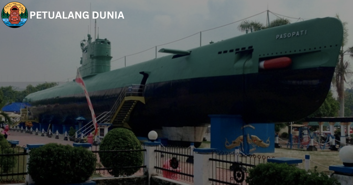 Monumen Kapal Selam Surabaya - Petualang Dunia